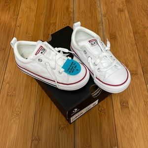 Brand New , never worn. Converse infant size 8